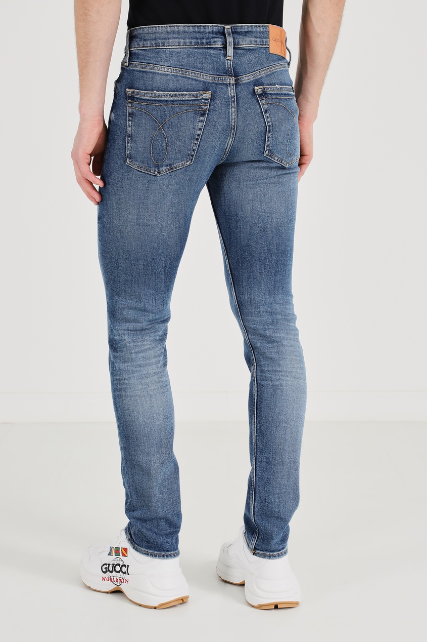 фото Синие узкие джинсы с потертостями calvin klein