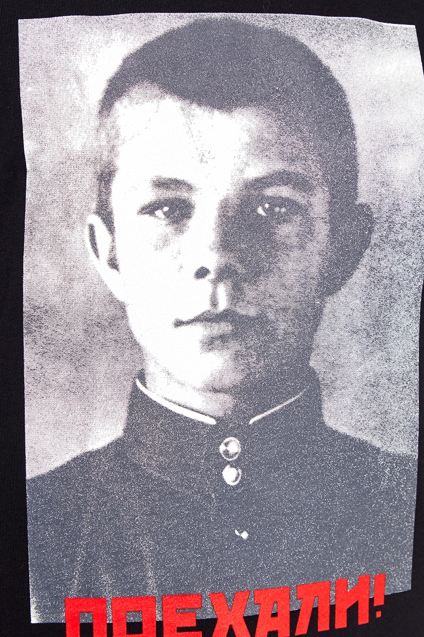 фото Черная футболка с фотопринтом artem krivda