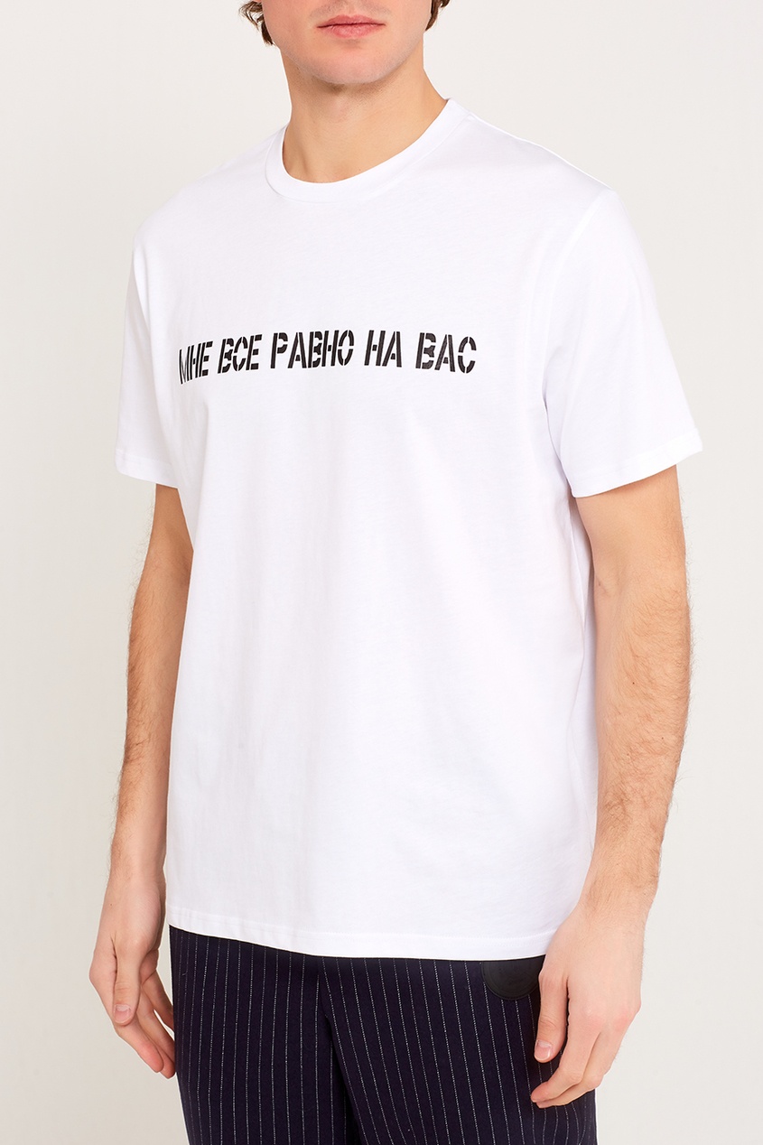 фото Белая футболка с черной надписью artem krivda