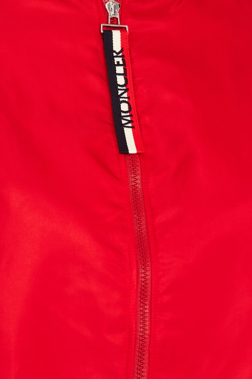 фото Красная куртка-бомбер на молнии moncler