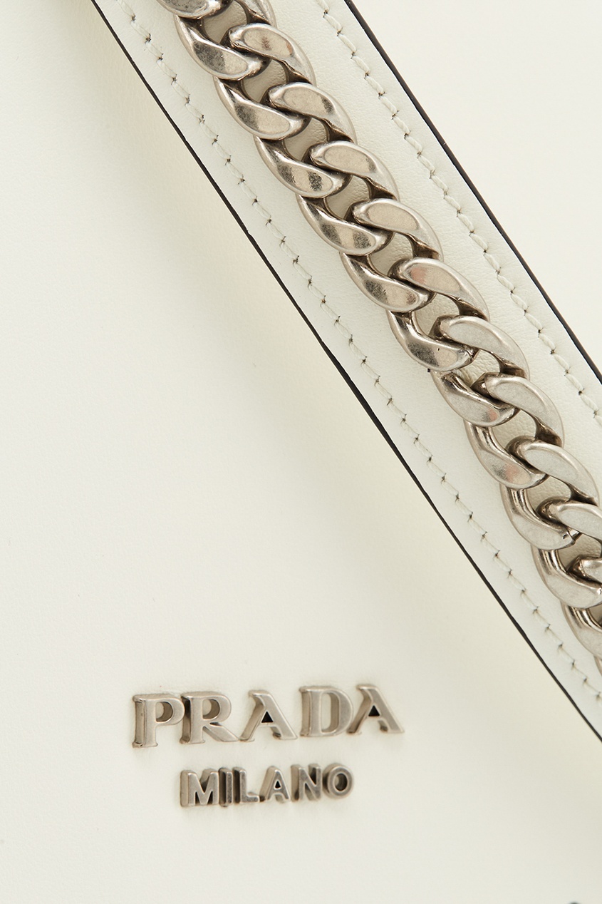 фото Белая сумка с отделкой Prada