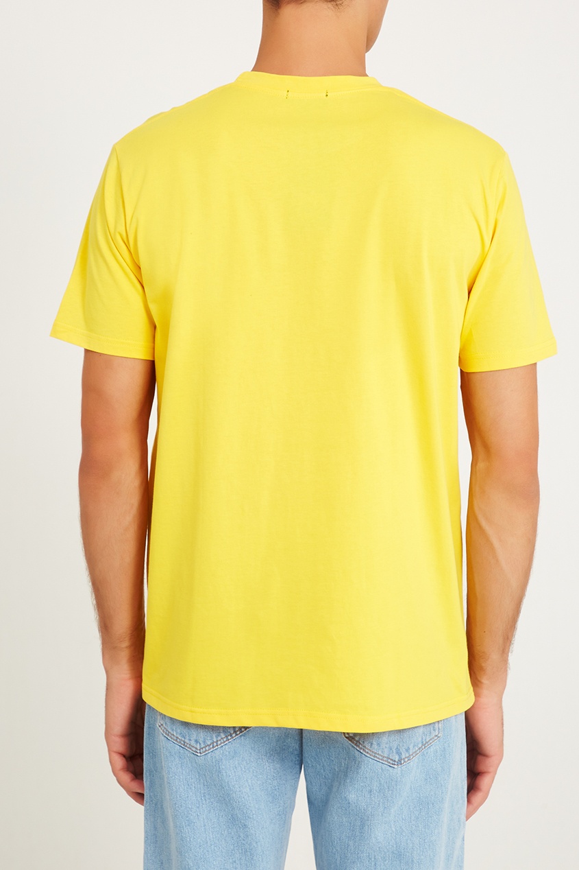 фото Желтая футболка с принтом artem krivda