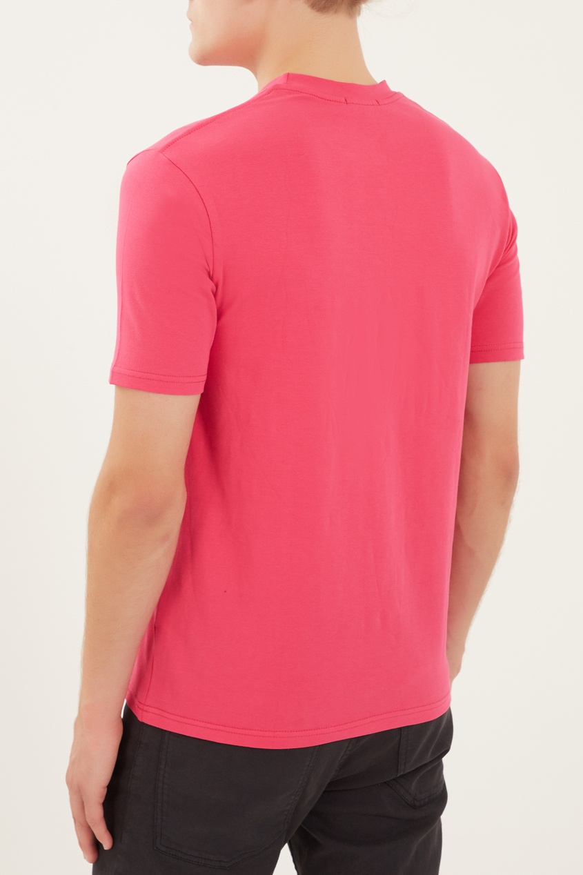 фото Розовая футболка с надписью artem krivda