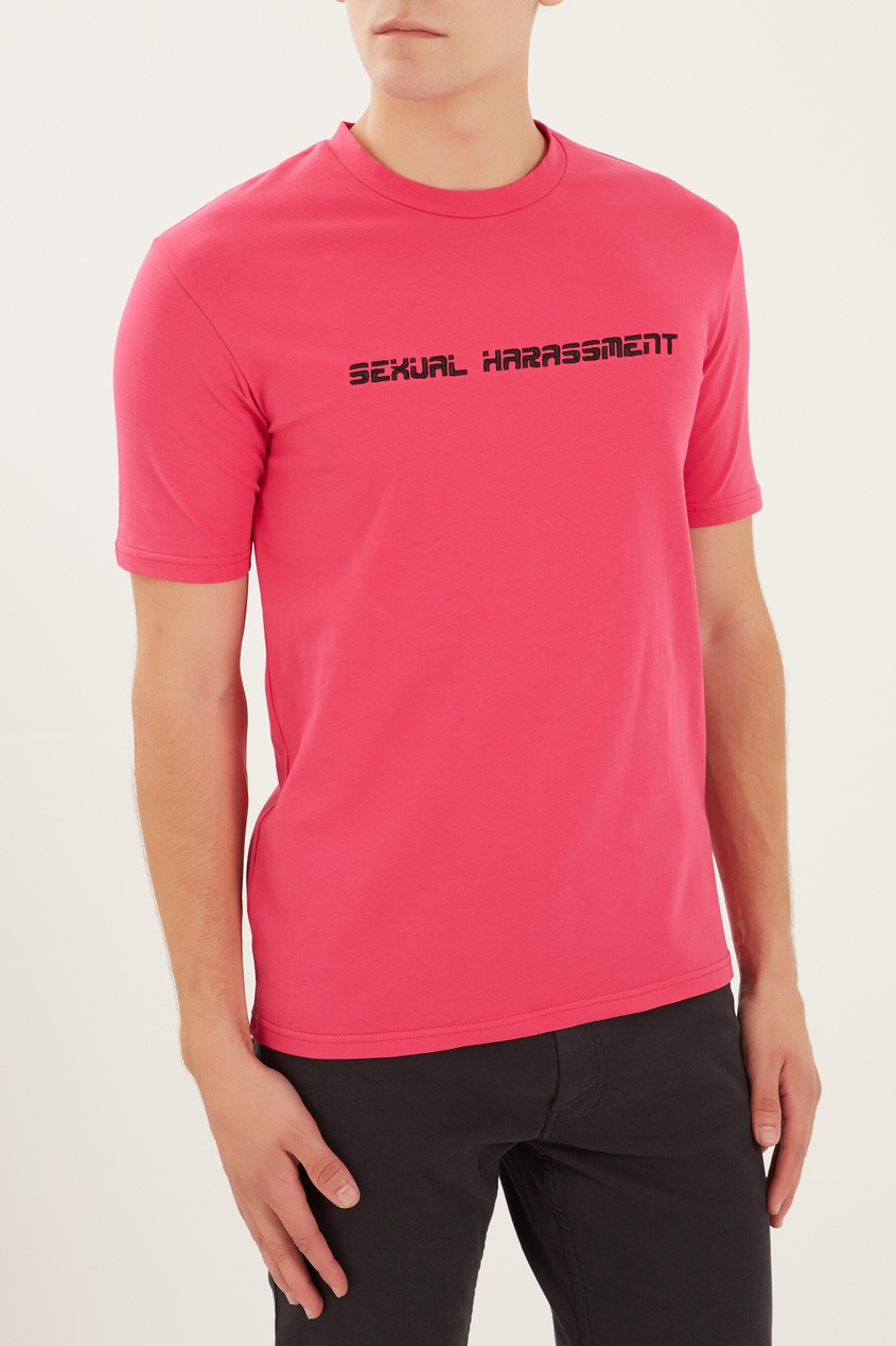 фото Розовая футболка с надписью artem krivda