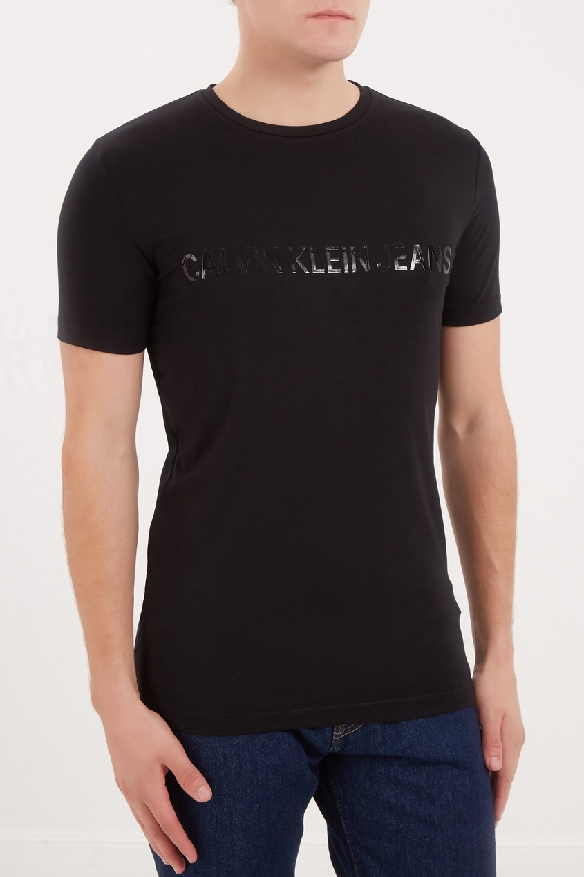 фото Черная футболка с принтом Calvin klein