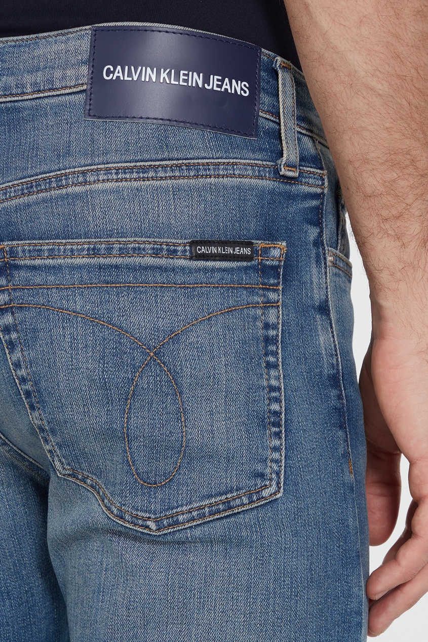 фото Голубые джинсы с потертостями Calvin klein