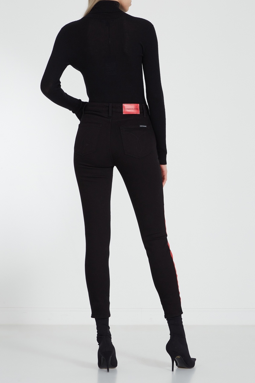 фото Иссиня-черные брюки с красными лампасами calvin klein