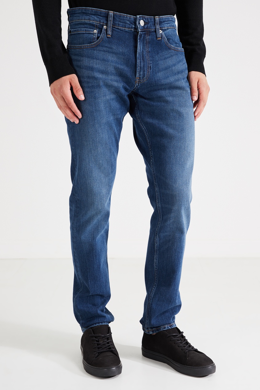 фото Синие джинсы с заломами Calvin klein