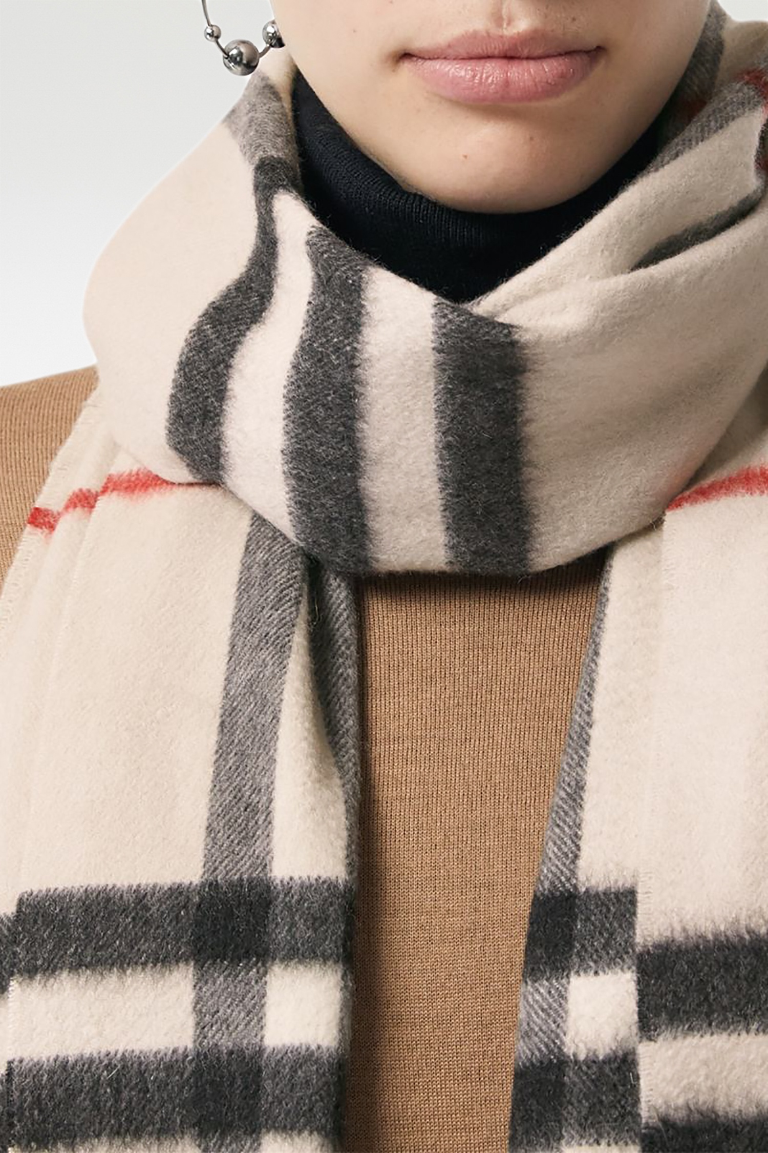 Клетчатый шарф шарф в клетку. Шарф Барберри кашемир. Шарф Burberry Cashmere. Burberry шарф женский кашемировый. Шарфы женские Барбери Барбери.