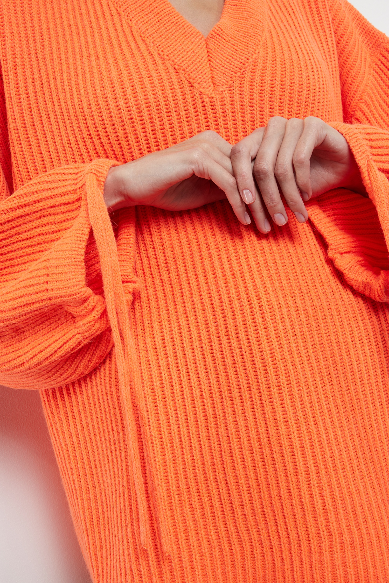 Оранжевый пуловер