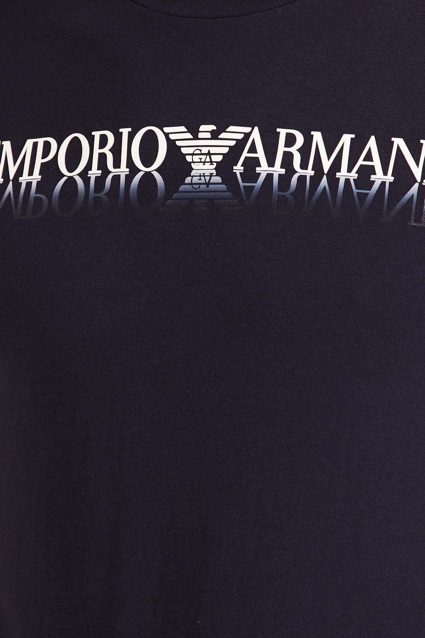 фото Темно-синяя футболка с контрастной надписью emporio armani