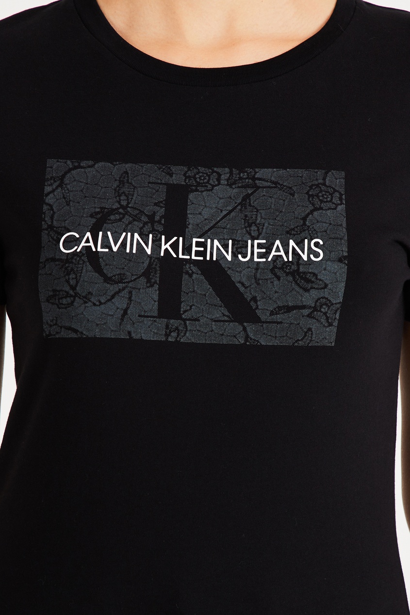 фото Черная футболка с белым логотипом calvin klein