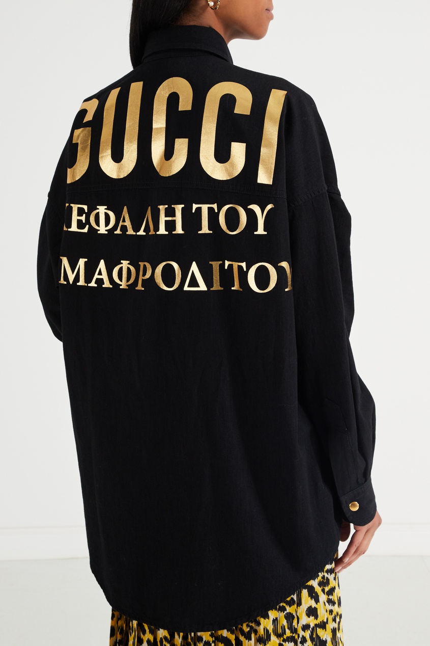 фото Черная рубашка с золотистыми надписями gucci