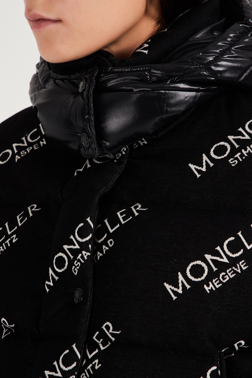 фото Черная куртка с логотипами moncler