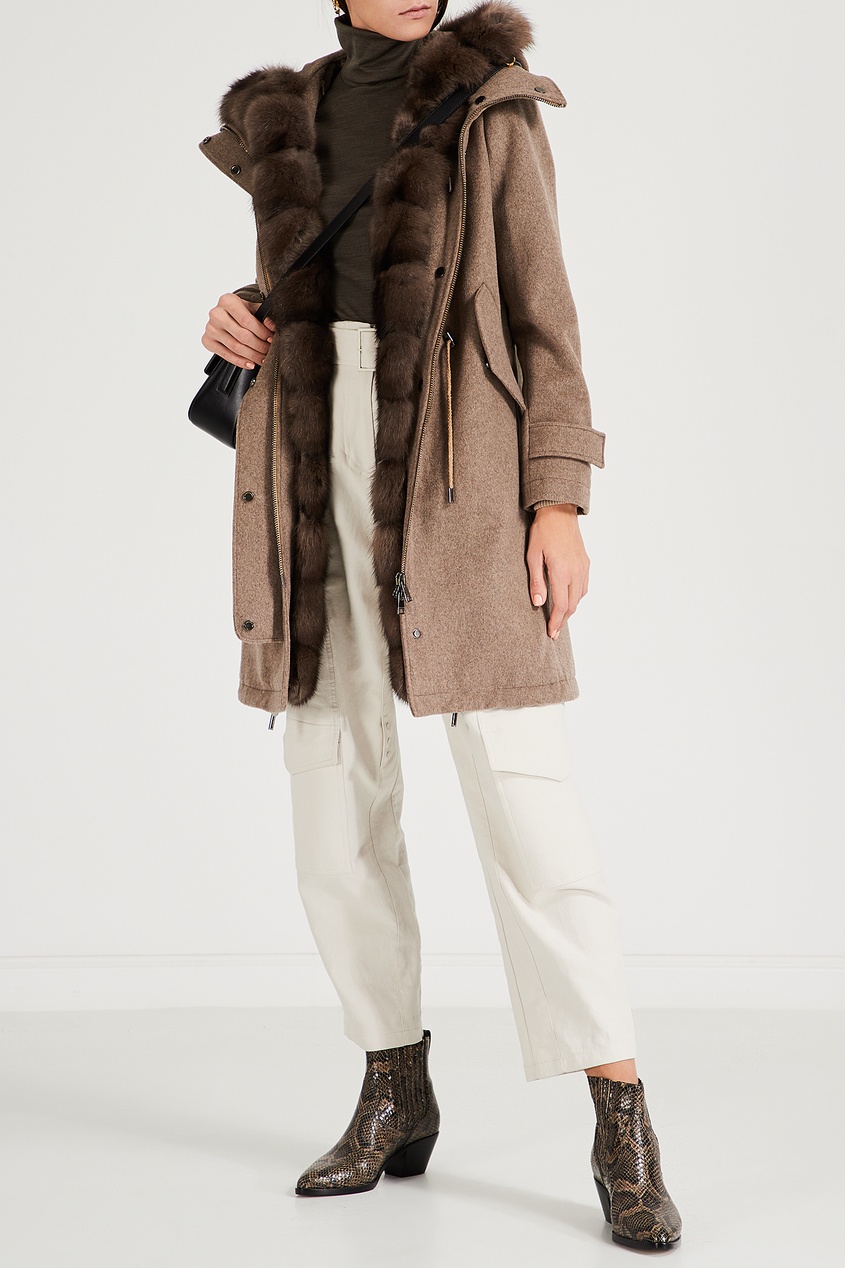 фото Светло-коричневое пальто с мехом dreamfur