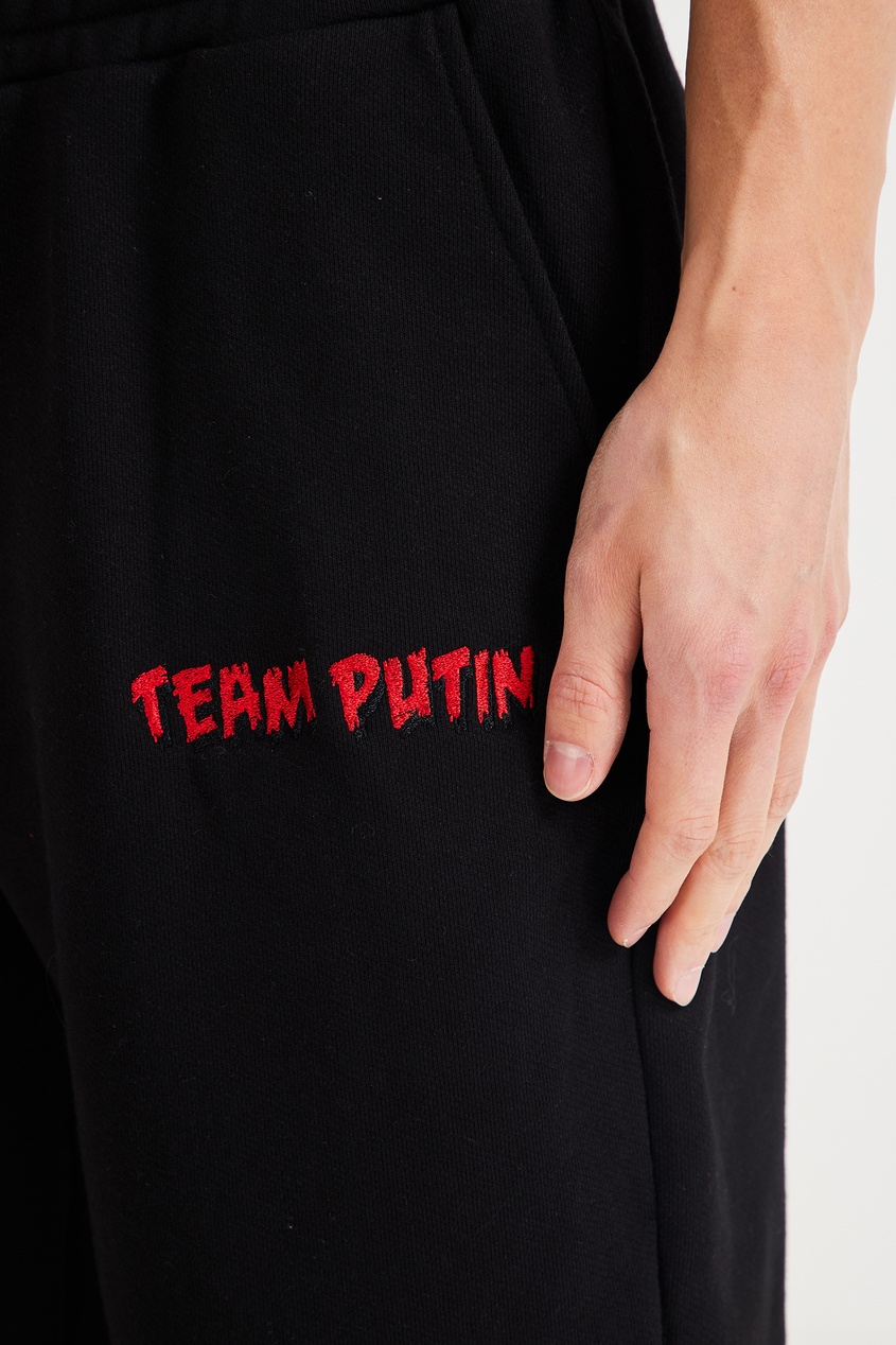 фото Черные спортивные брюки с красным логотипом team putin