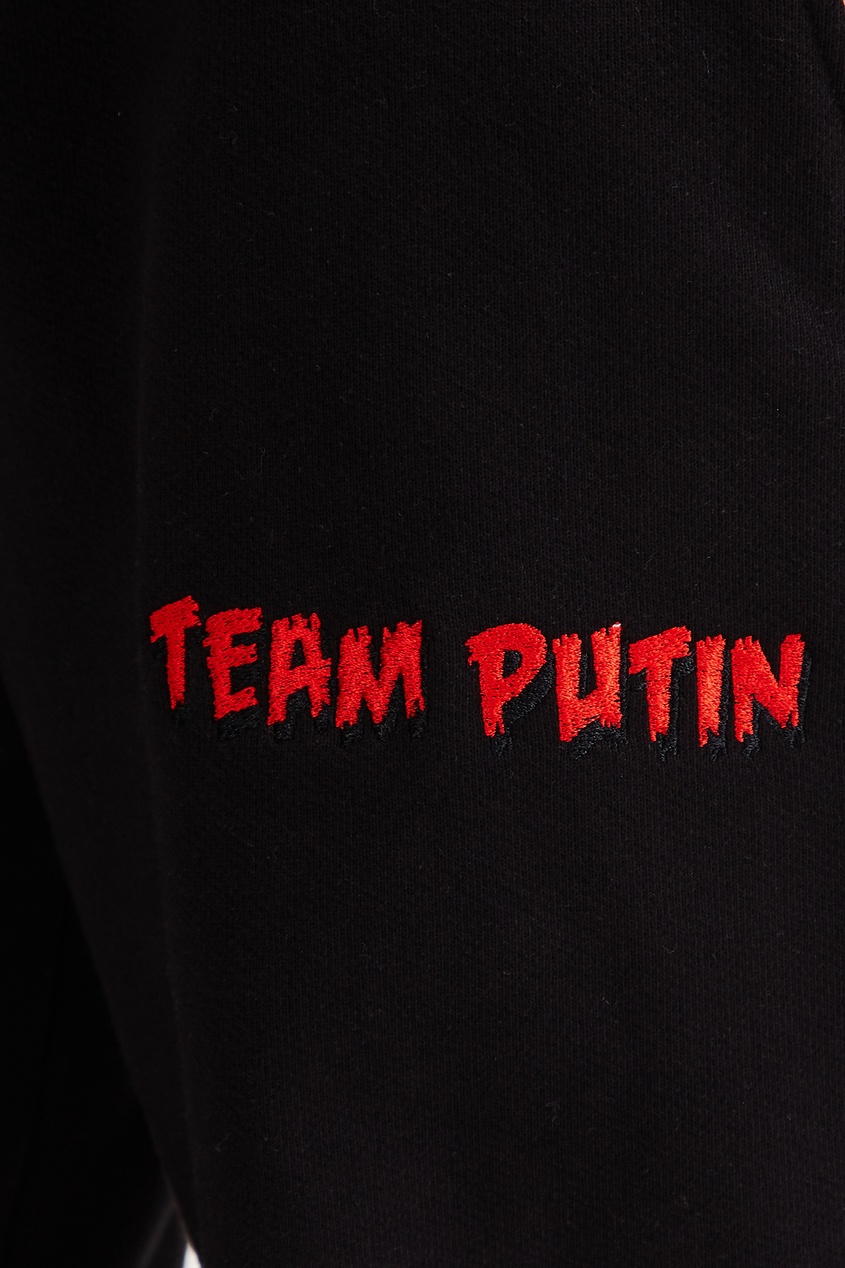 фото Черные спортивные брюки с красным логотипом team putin