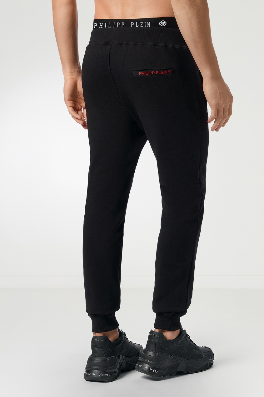 фото Черные спортивные брюки с красной надписью philipp plein