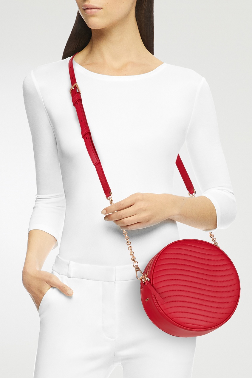 фото Круглая сумка красного цвета swing furla
