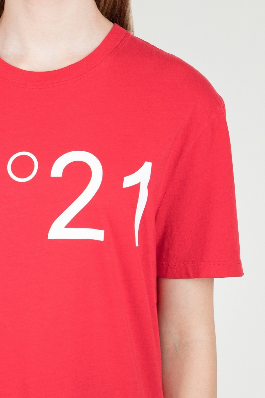 фото Красная футболка с логотипом no.21