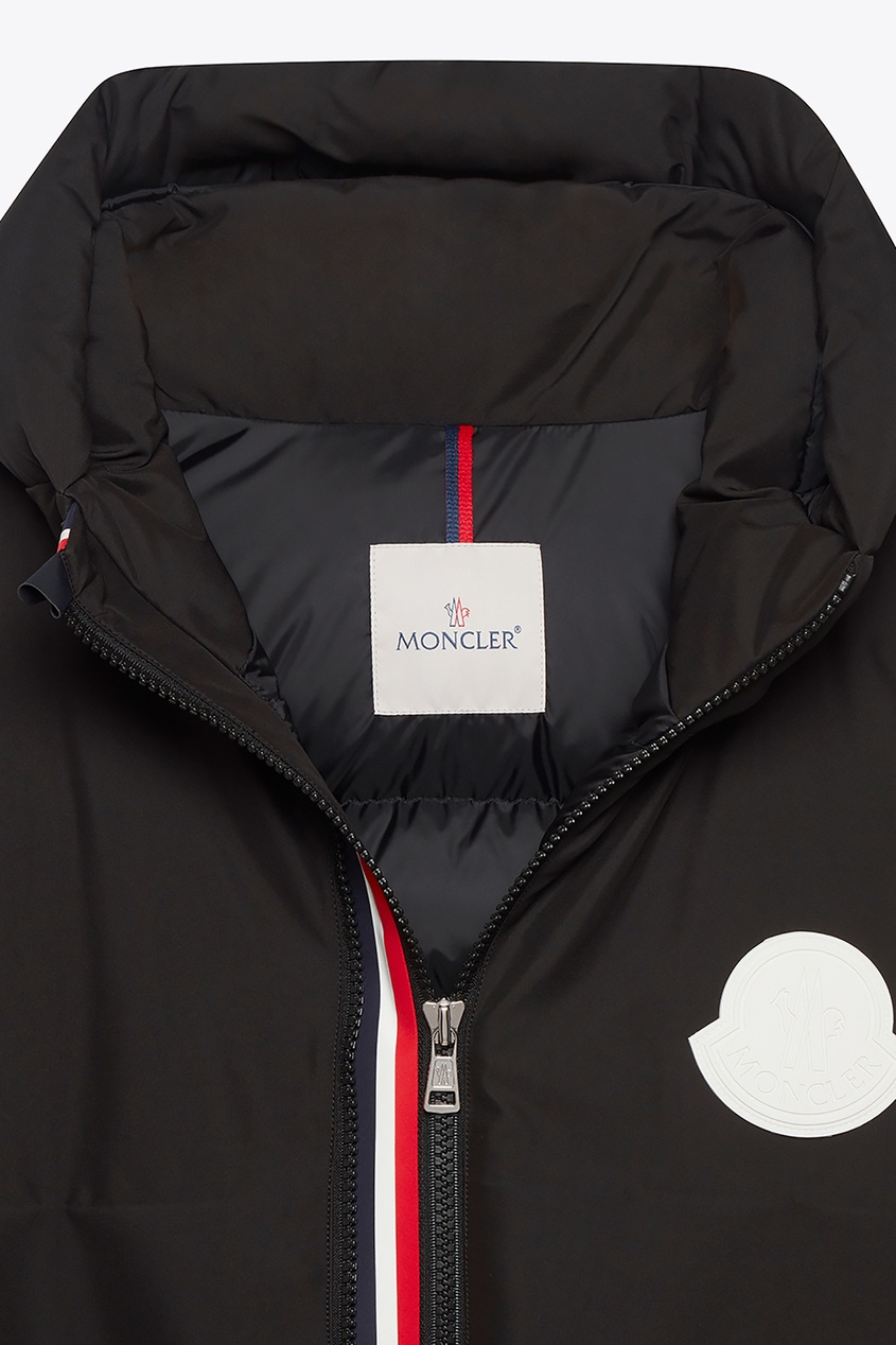 фото Черная парка с логотипом Moncler