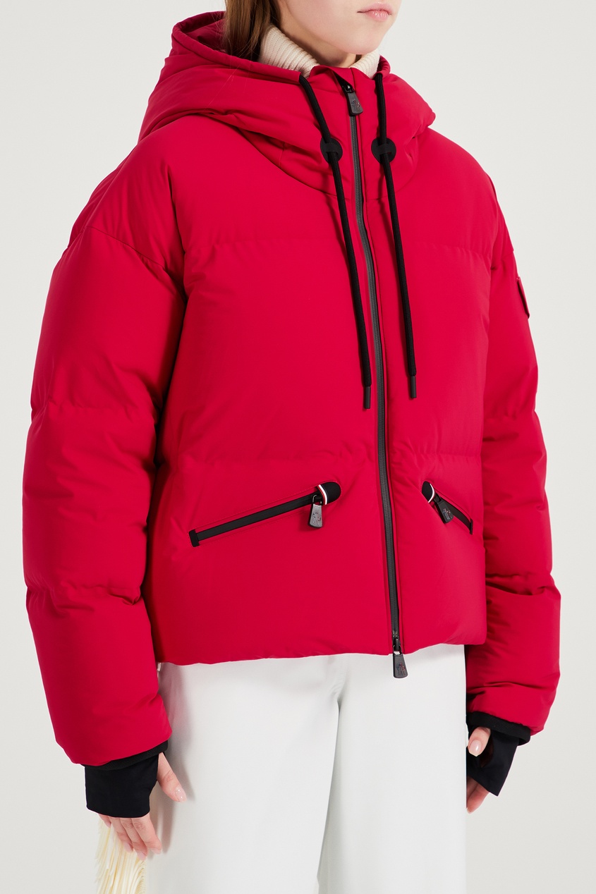 фото Короткая куртка-пуховик малинового цвета moncler