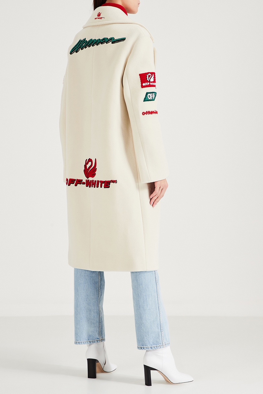 фото Белое пальто с символикой бренда off-white