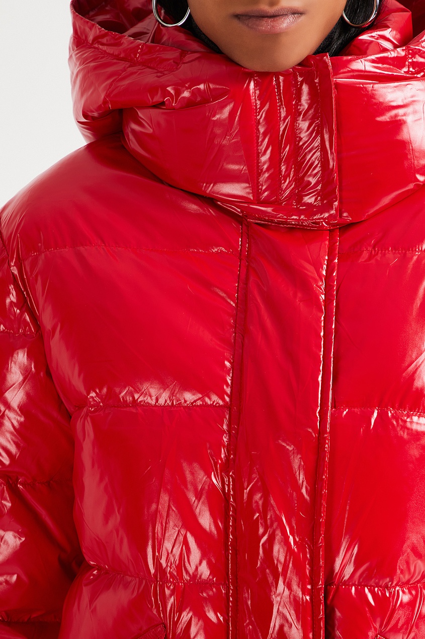 фото Красная лаковая куртка-пуховик milamarsel