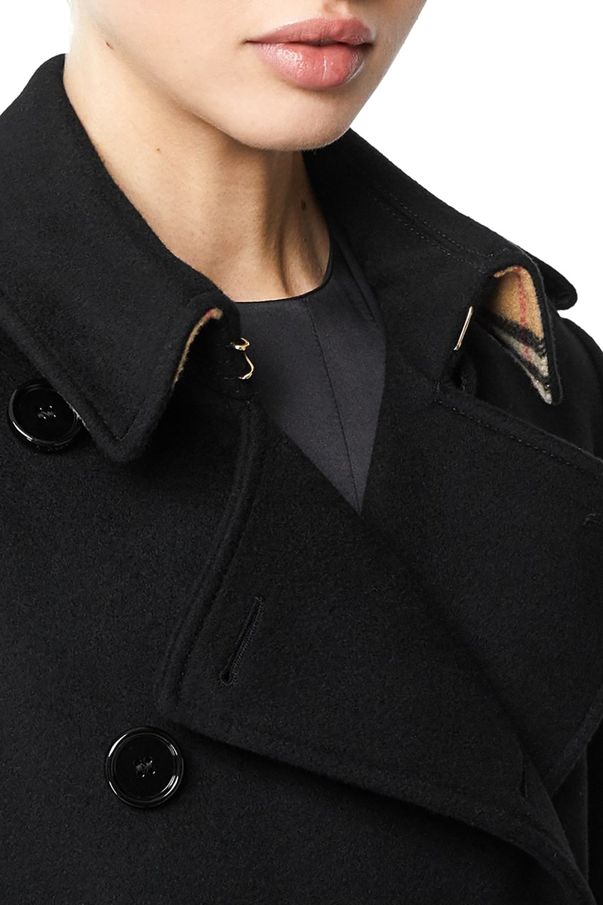 фото Черное пальто с поясом burberry