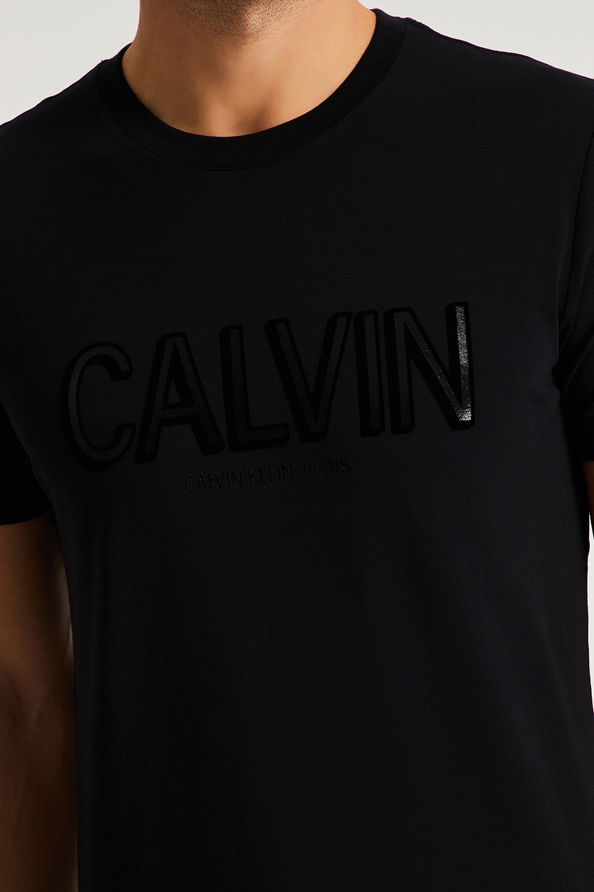 фото Черная футболка с крупным логотипом calvin klein