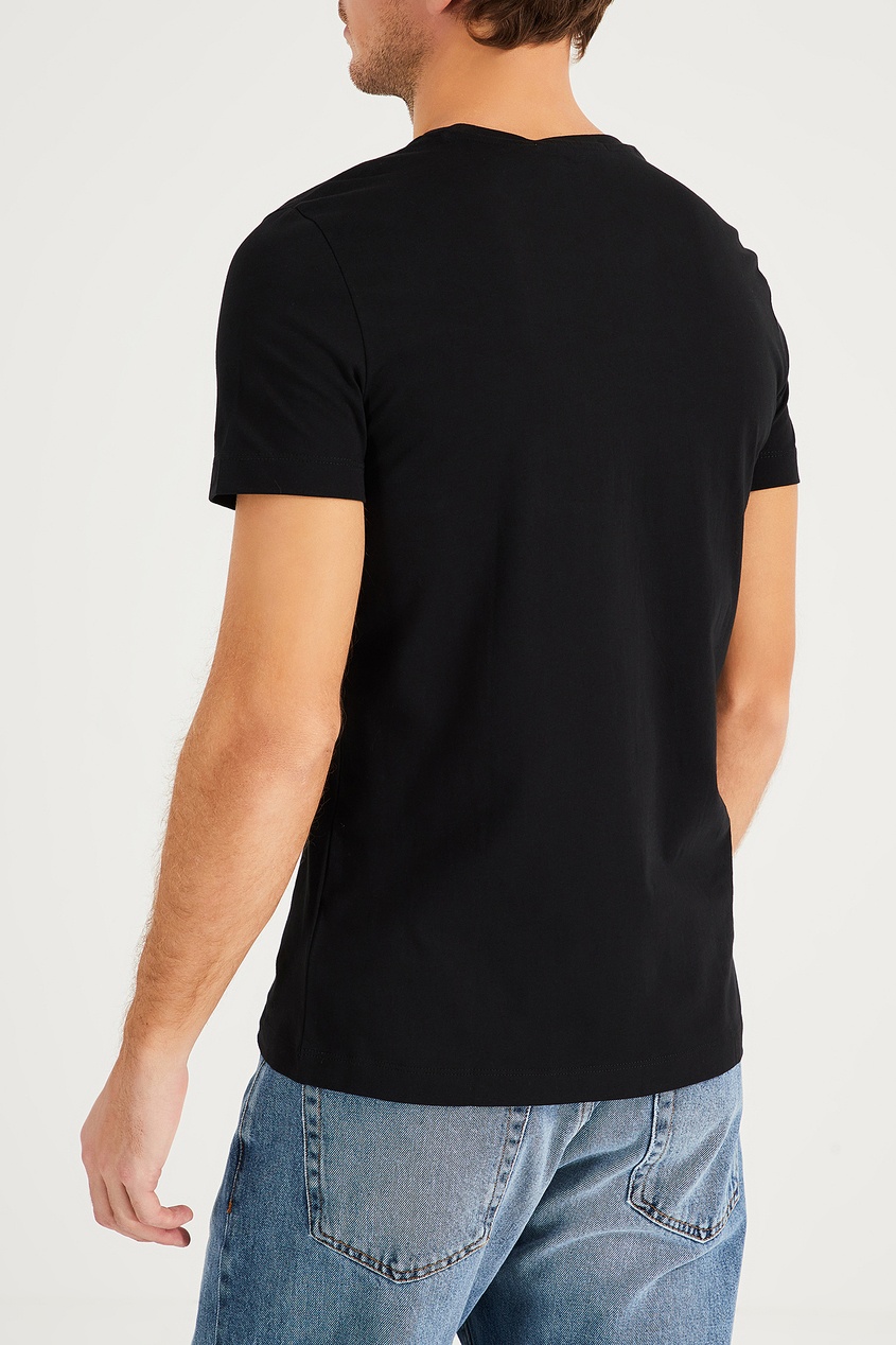 фото Черная футболка с ярким рисунком calvin klein