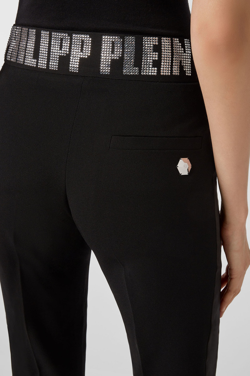 фото Черные брюки со стрелками и декоративной пуговицей philipp plein