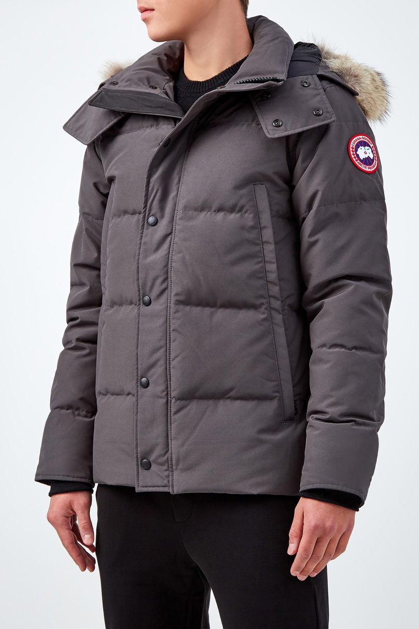 фото Серый пуховик с шестью карманами canada goose