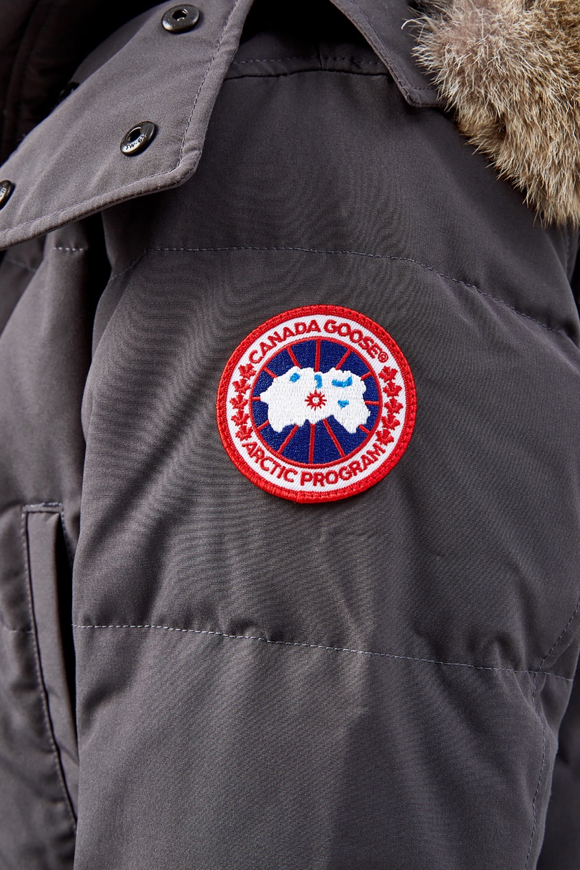 фото Серый пуховик с шестью карманами canada goose