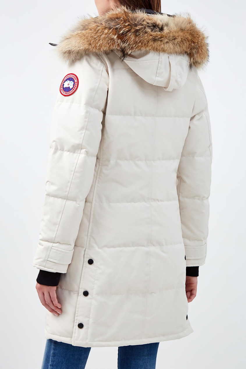 фото Белый пуховик с черной фурнитурой canada goose