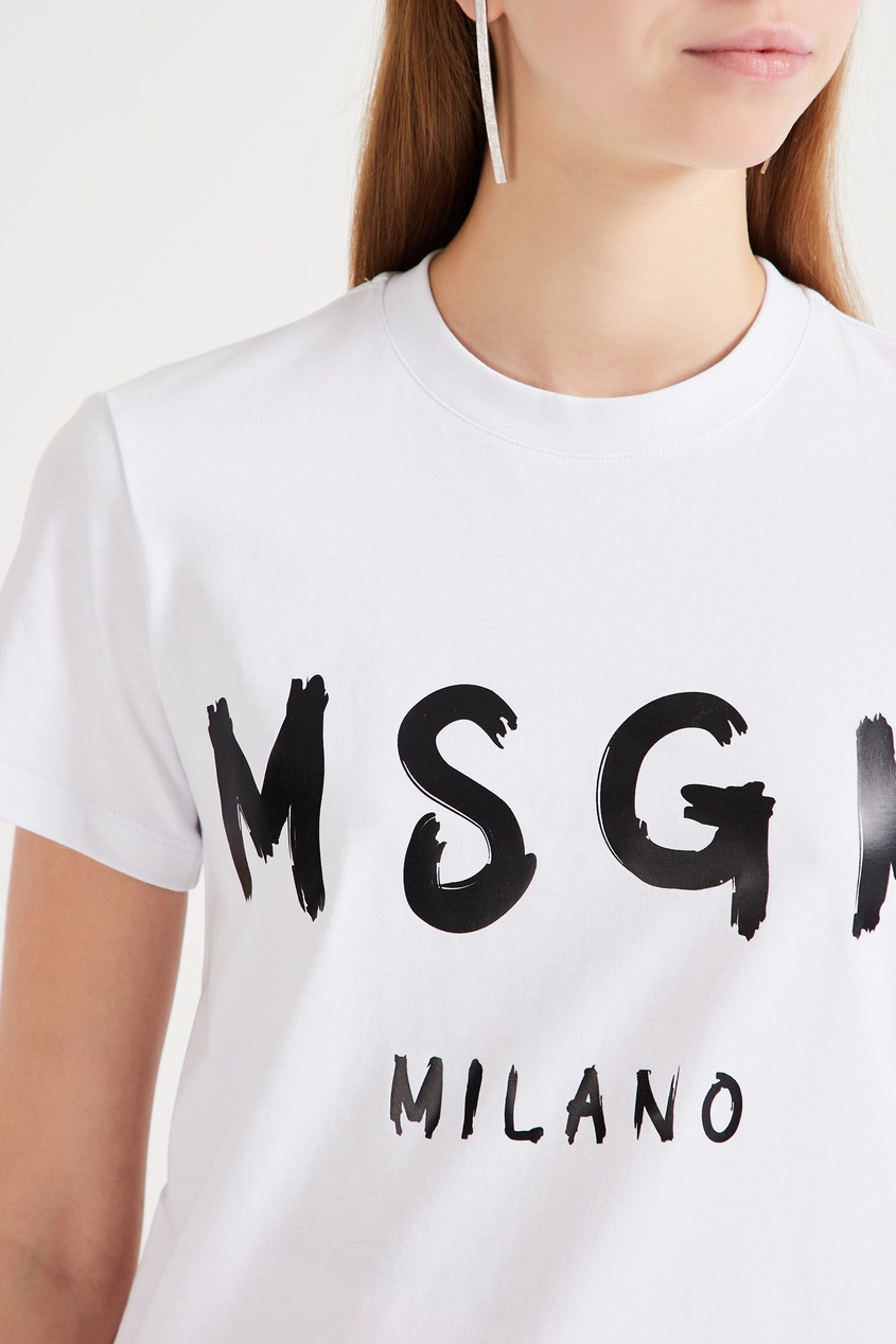 фото Белая футболка с черным логотипом msgm