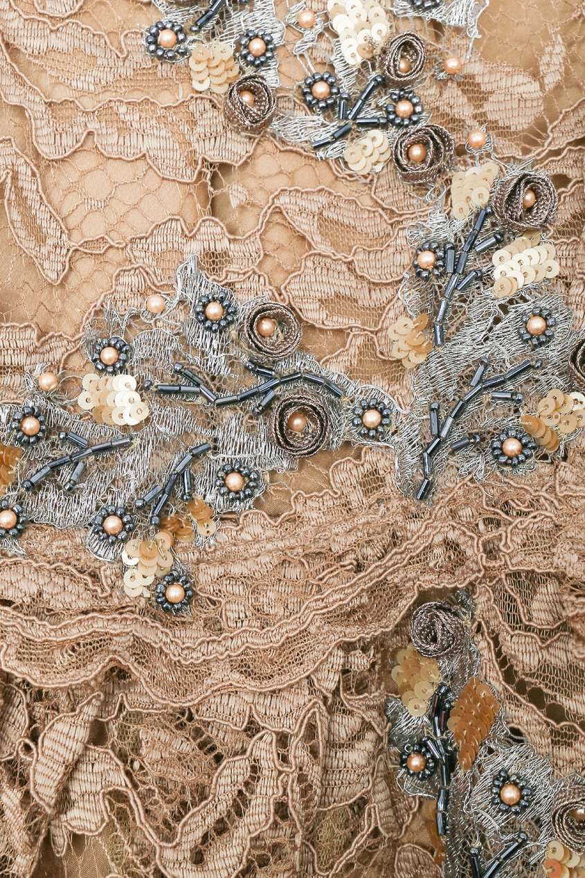 фото Бежевое кружевное платье с вышивкой бисером и пайетками antonio marras