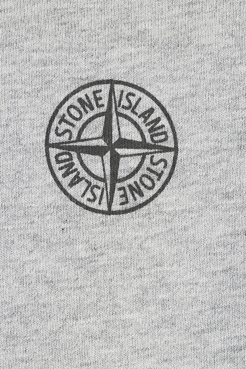 фото Серая хлопковая футболка с принтом stone island