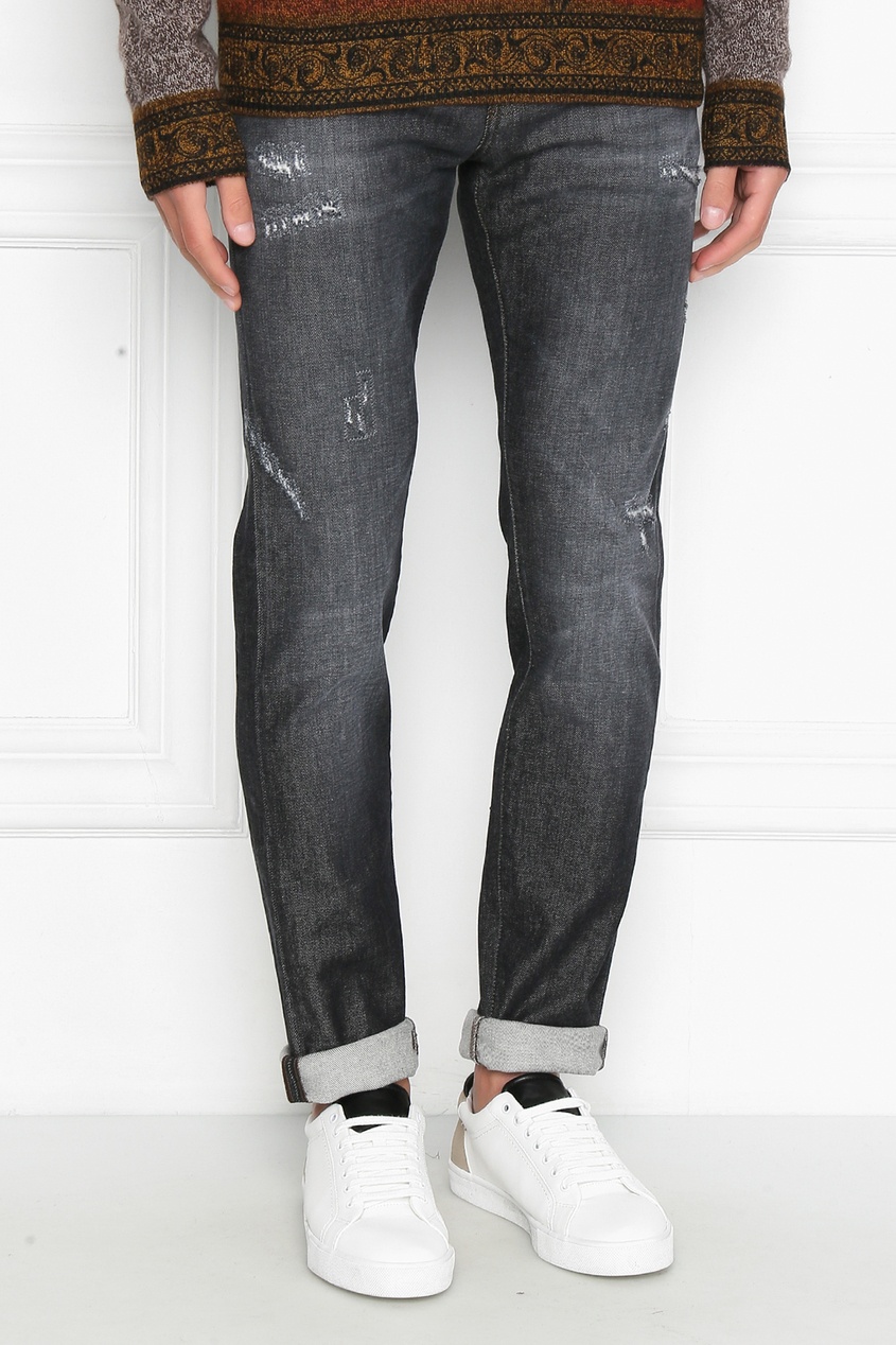 фото Черные джинсы с прорезями Pt05