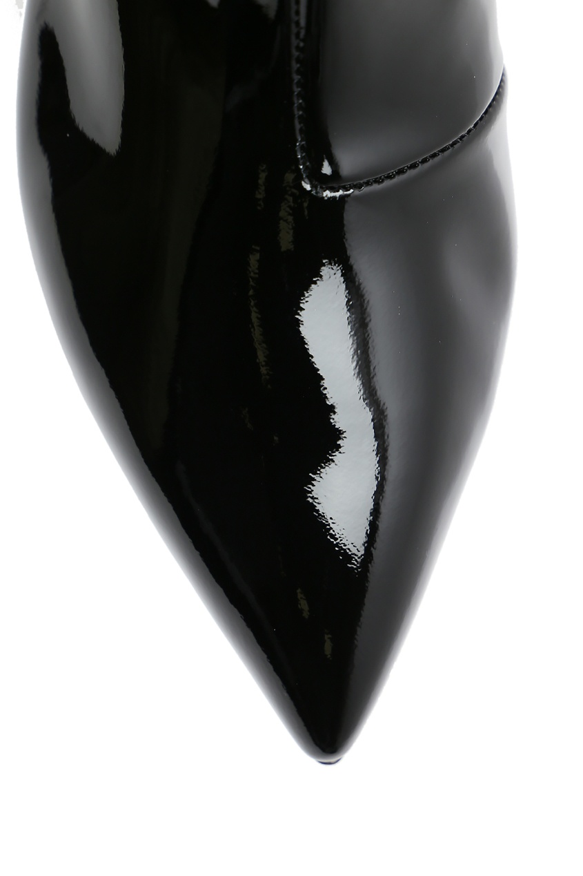 фото Черные лаковые сапоги с декором на каблуке moschino