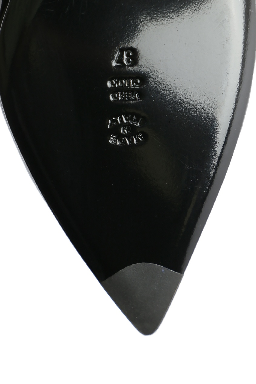 фото Черные лаковые сапоги с декором на каблуке moschino
