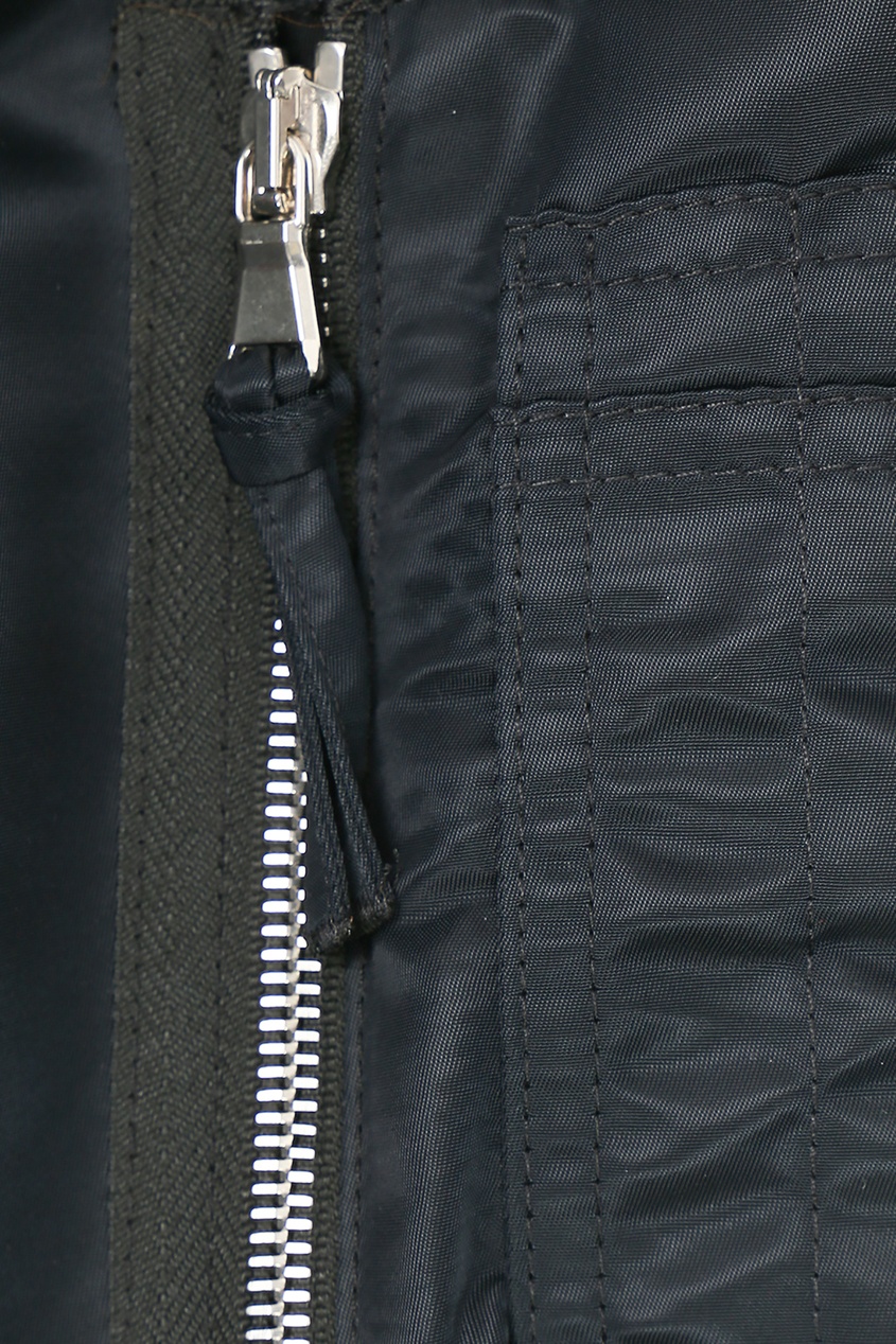 фото Черная куртка на молнии с принтом Moschino