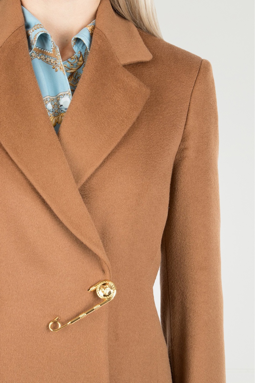 фото Коричневое пальто с булавкой versace