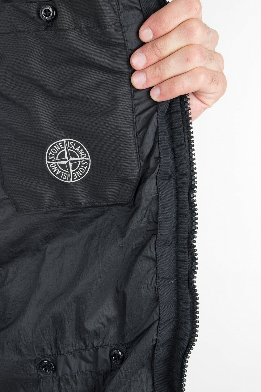 фото Черная куртка с нашивкой на рукаве stone island