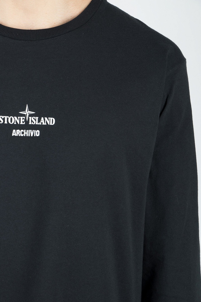 фото Черный лонгслив с принтом stone island