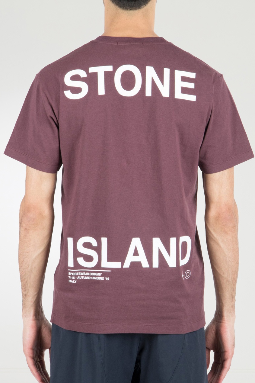 фото Бордовая футболка с принтом в виде компаса stone island