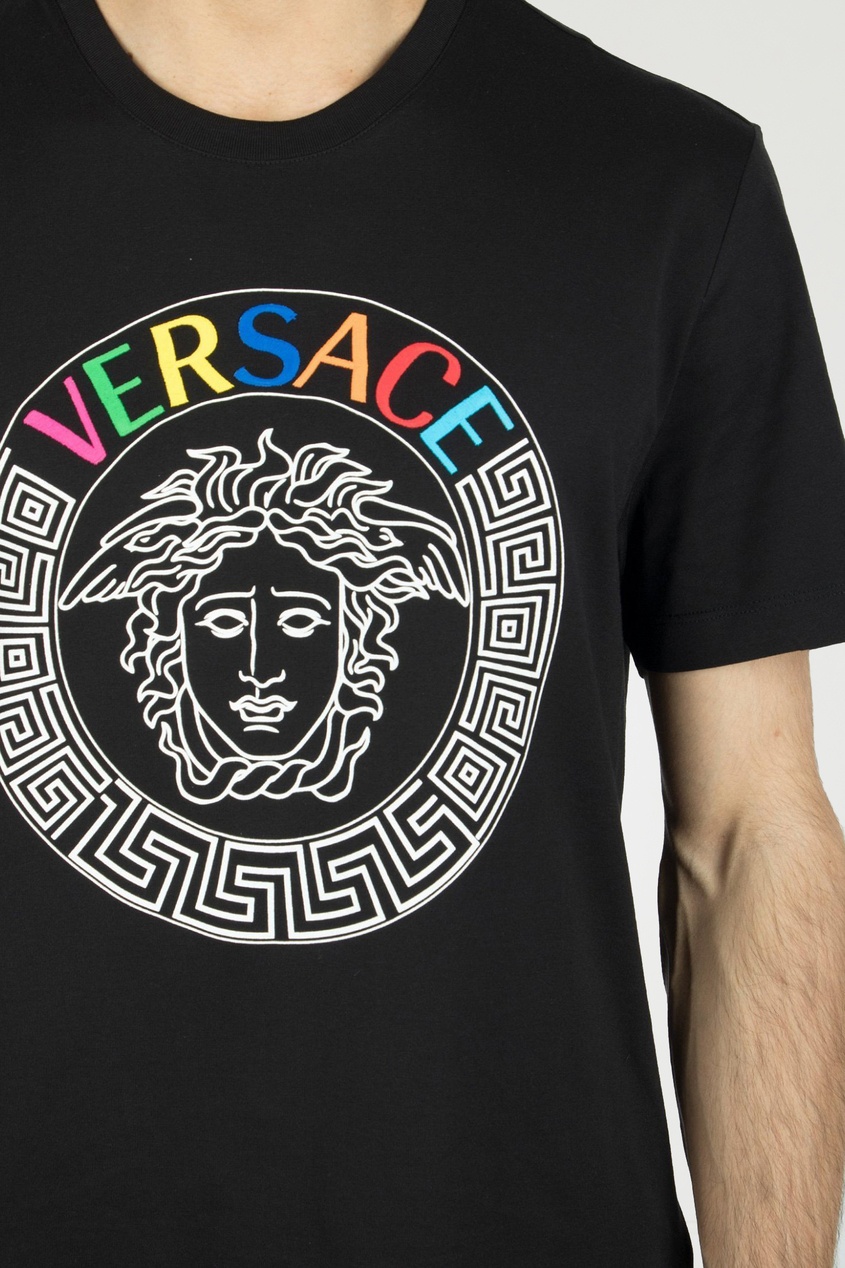 фото Черная футболка с логотипом бренда versace