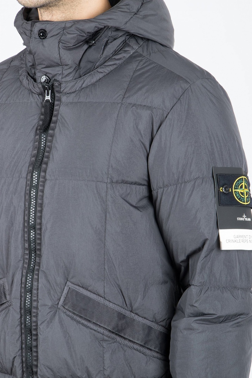 фото Темно-серая куртка с нашивкой на рукаве stone island