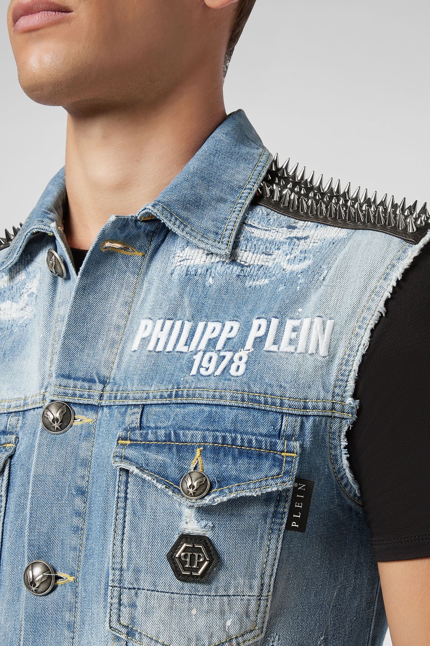 фото Голубой джинсовый жилет с шипами philipp plein