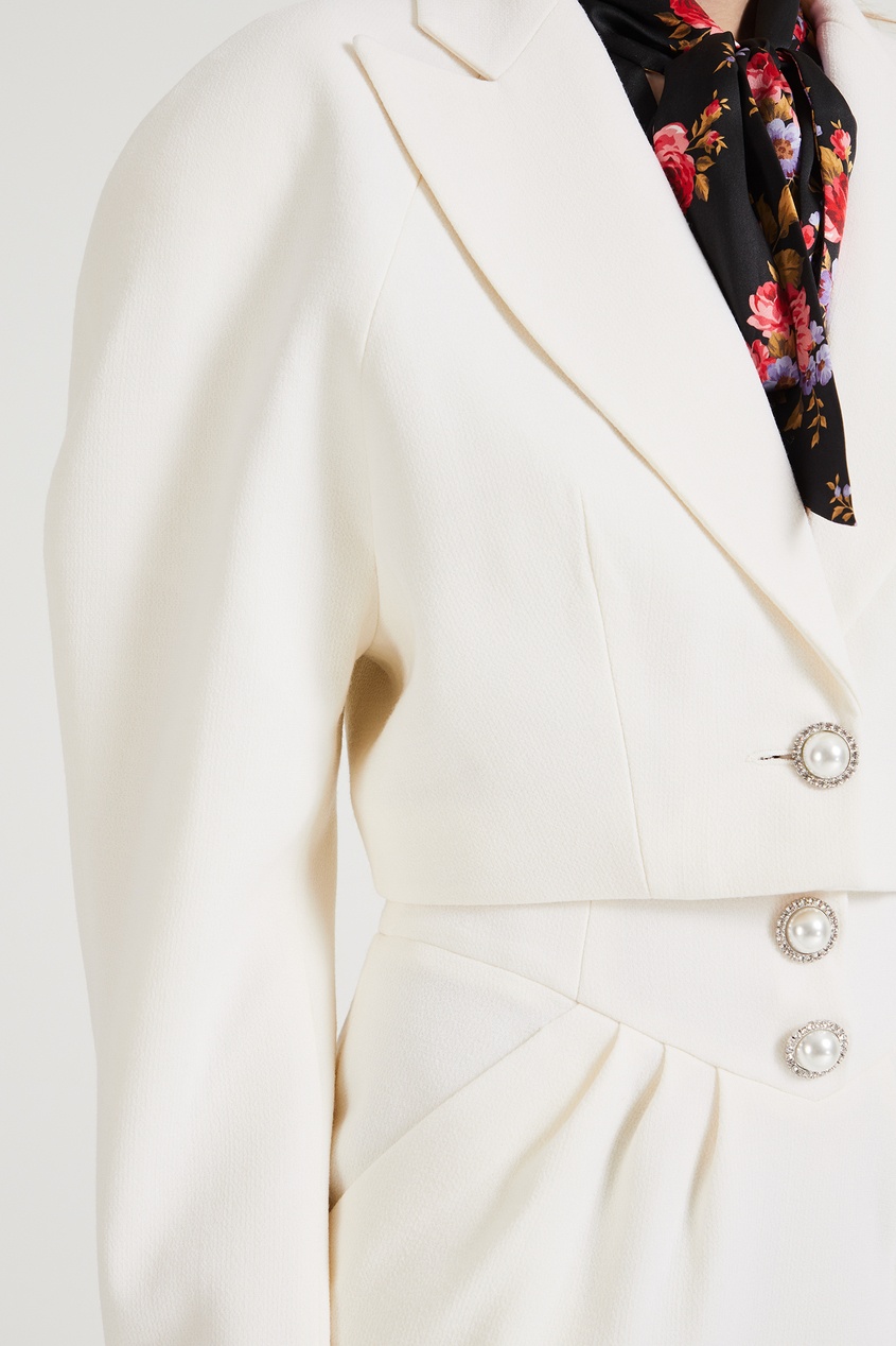 фото Белый костюм с пуговицами-брошами maison bohemique